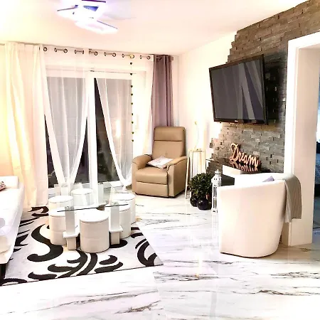 Fabulous Lakeside Family | 4 *